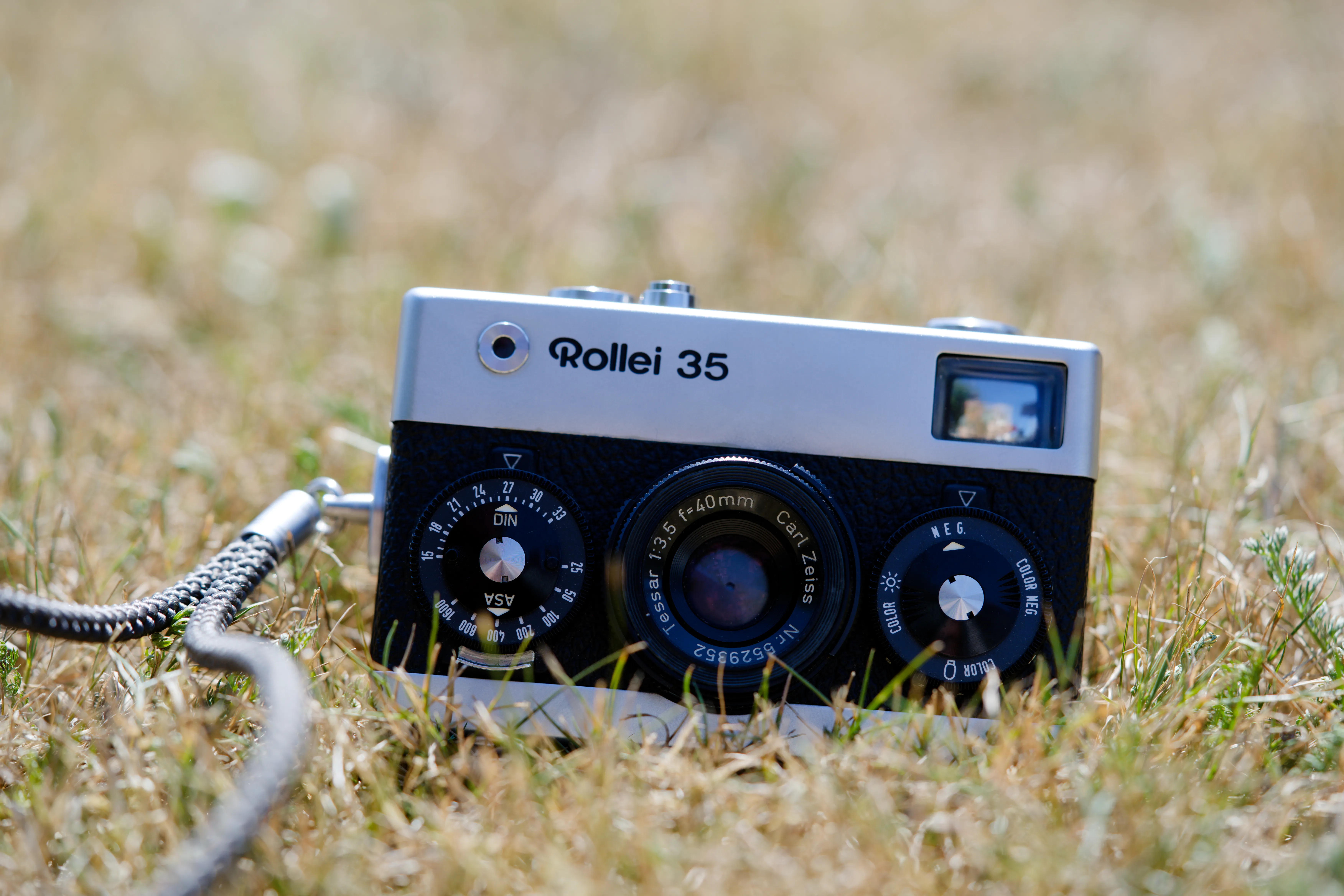 Rollei 35 analoge Kamera im Gras Rollei 35 analoge Kamera im Gras