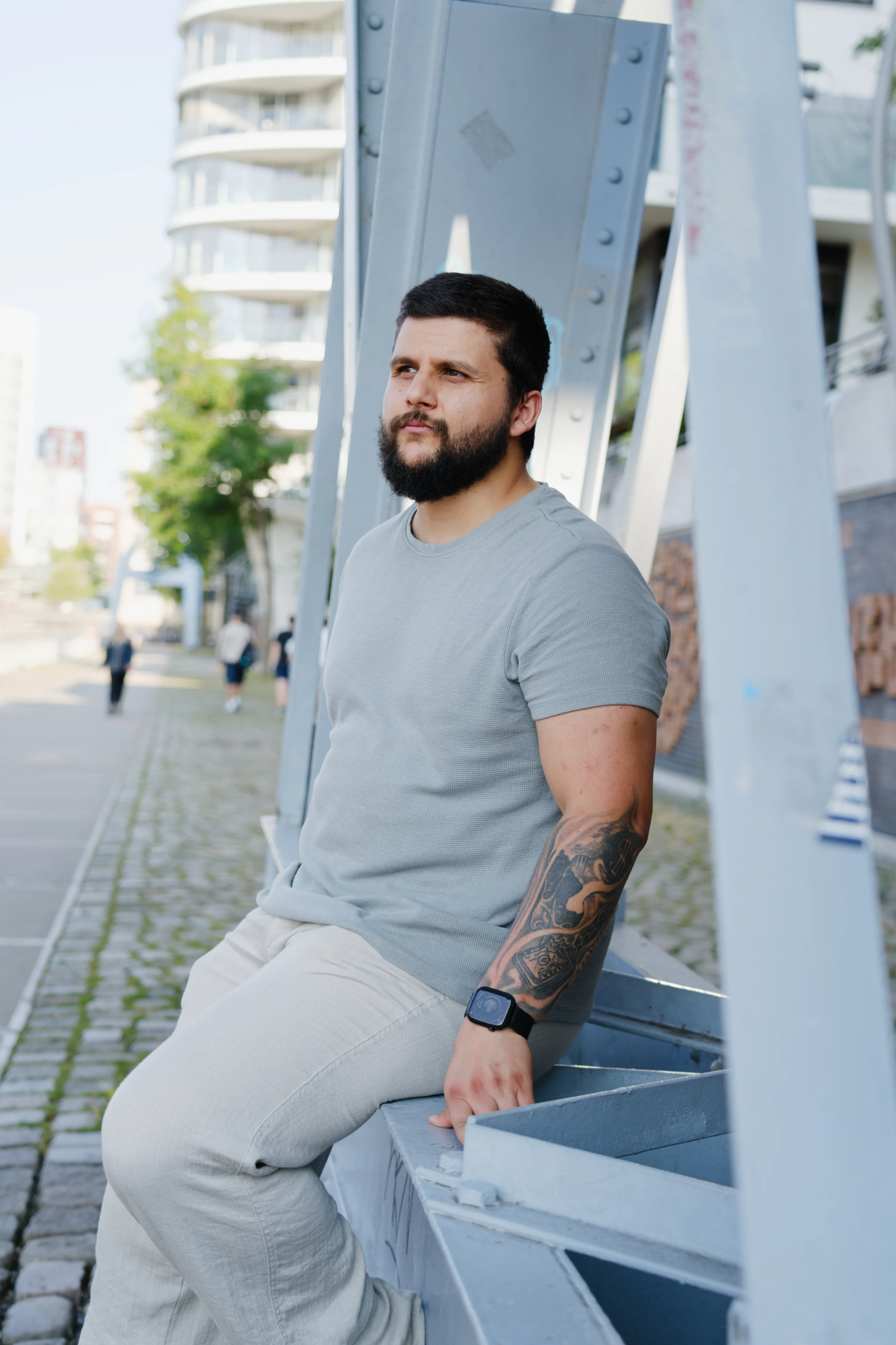 Porträt an einer Stahlkonstruktion Porträt an einer Stahlkonstruktion
